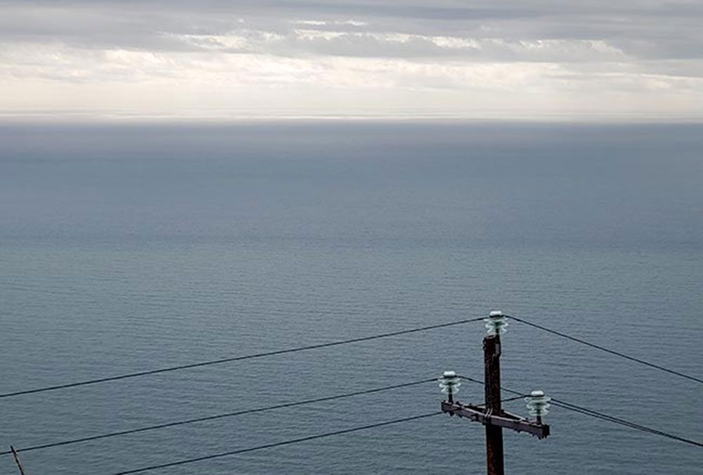 Strommast vorm Meer